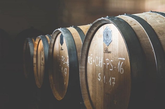Proč se používají sudy pro zrání vín?